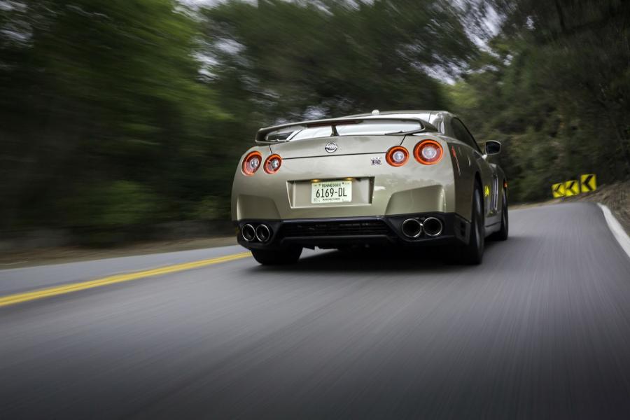  Nissan GT-R 45th Anniversary Gold Edition 2015 года  (фото 4 из 22)